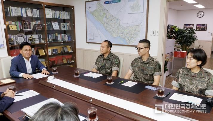 국군 콘테스트 상금 80만 원을 기부한 정헌주 상병에게 박강수 마포구청장이 감사의 말을 전하고 있다.